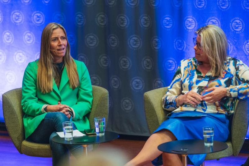 Nina Jensen Blått kompass foto DJensen.jpg To kvinner i paneldiskusjon, i kvar sin stol.